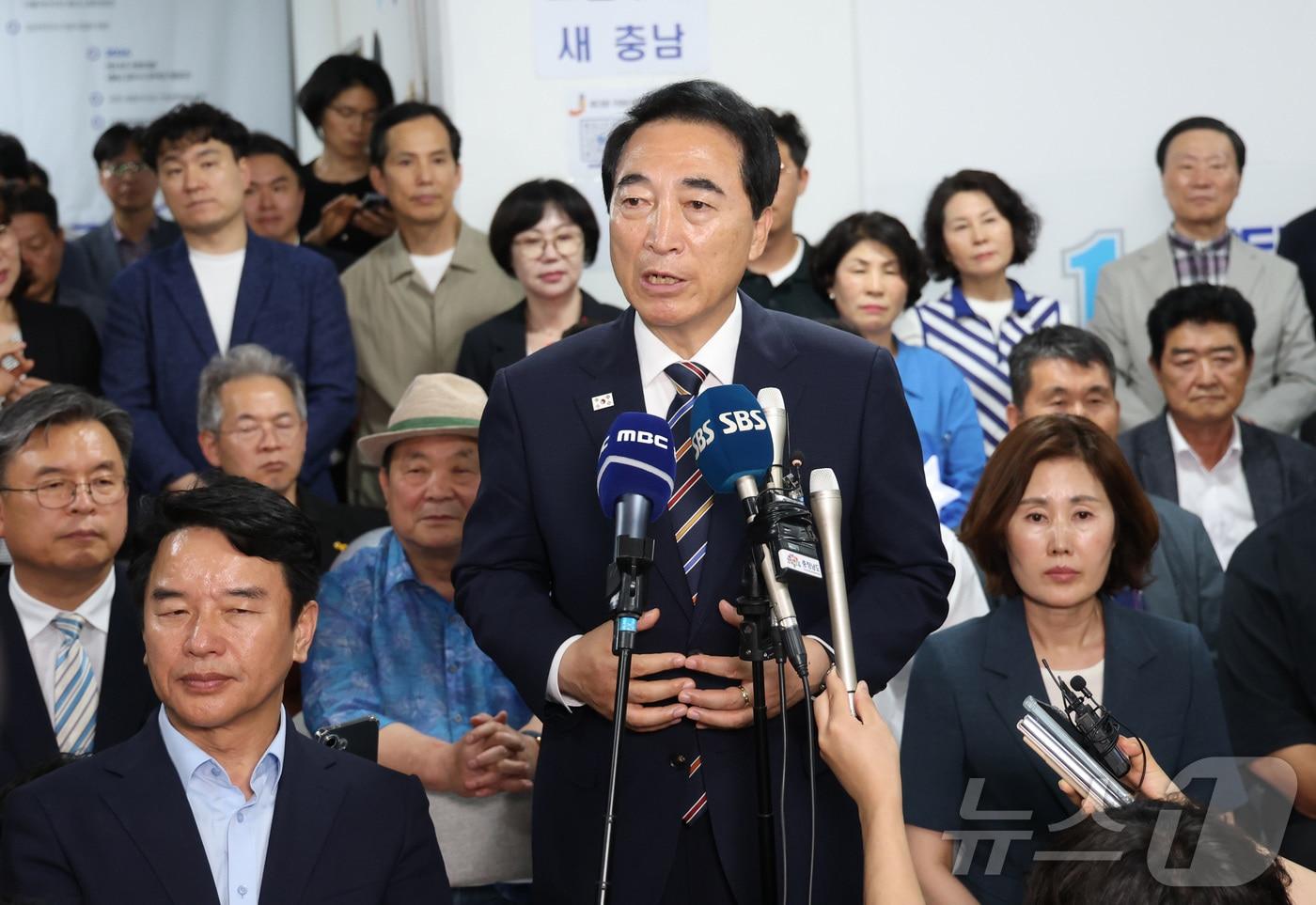 본문 이미지 - 박수현 더불어민주당 충남도지사 후보자가 4일 새벽 충남 천안시 선거사무실에서 당선 소감을 밝히고 있다. 2026.6.4 ⓒ 뉴스1 김기남 기자