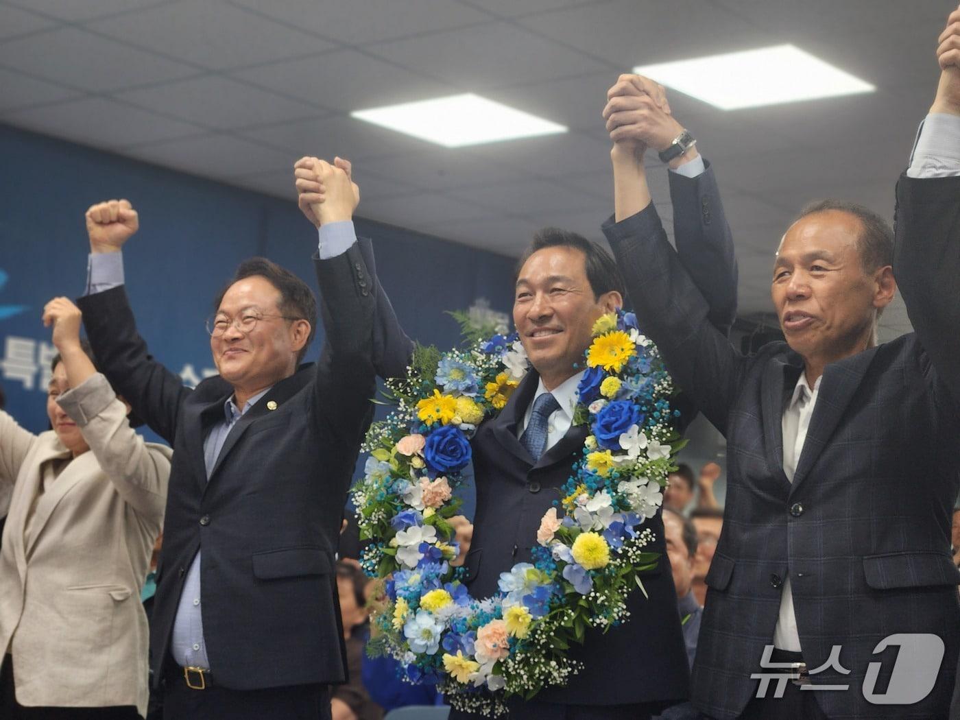 본문 이미지 - 우상호 6·3 지방선거 더불어민주당 강원도지사 후보가 4일 새벽 당선이 유력시 되자 기뻐하고 있다. 2026.6.4/뉴스1 이종재 기자