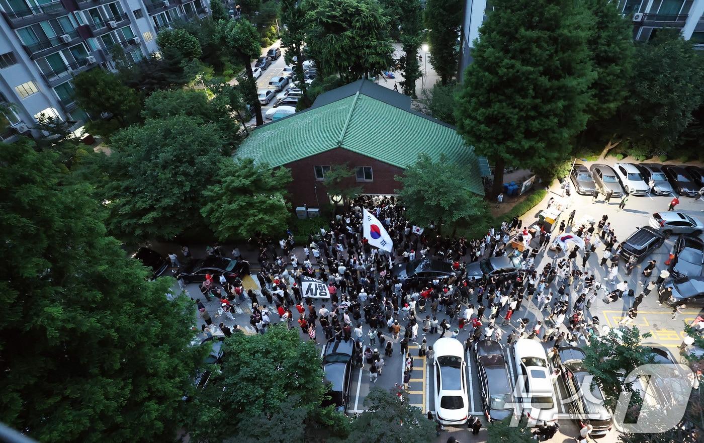 본문 이미지 - 제9회 전국동시지방선거 및 국회의원 재·보궐선거 본투표일에 투표용지 부족으로 투표 시간이 오후 10시까지 연장됐던 서울 송파구 잠실7동 제2투표소 앞에 4일 새벽 투표용지 부족 사태에 항의하는 시민들이 모여 "부정선거＂를 외치고 있다. 2026.6.4 ⓒ 뉴스1 박지혜 기자