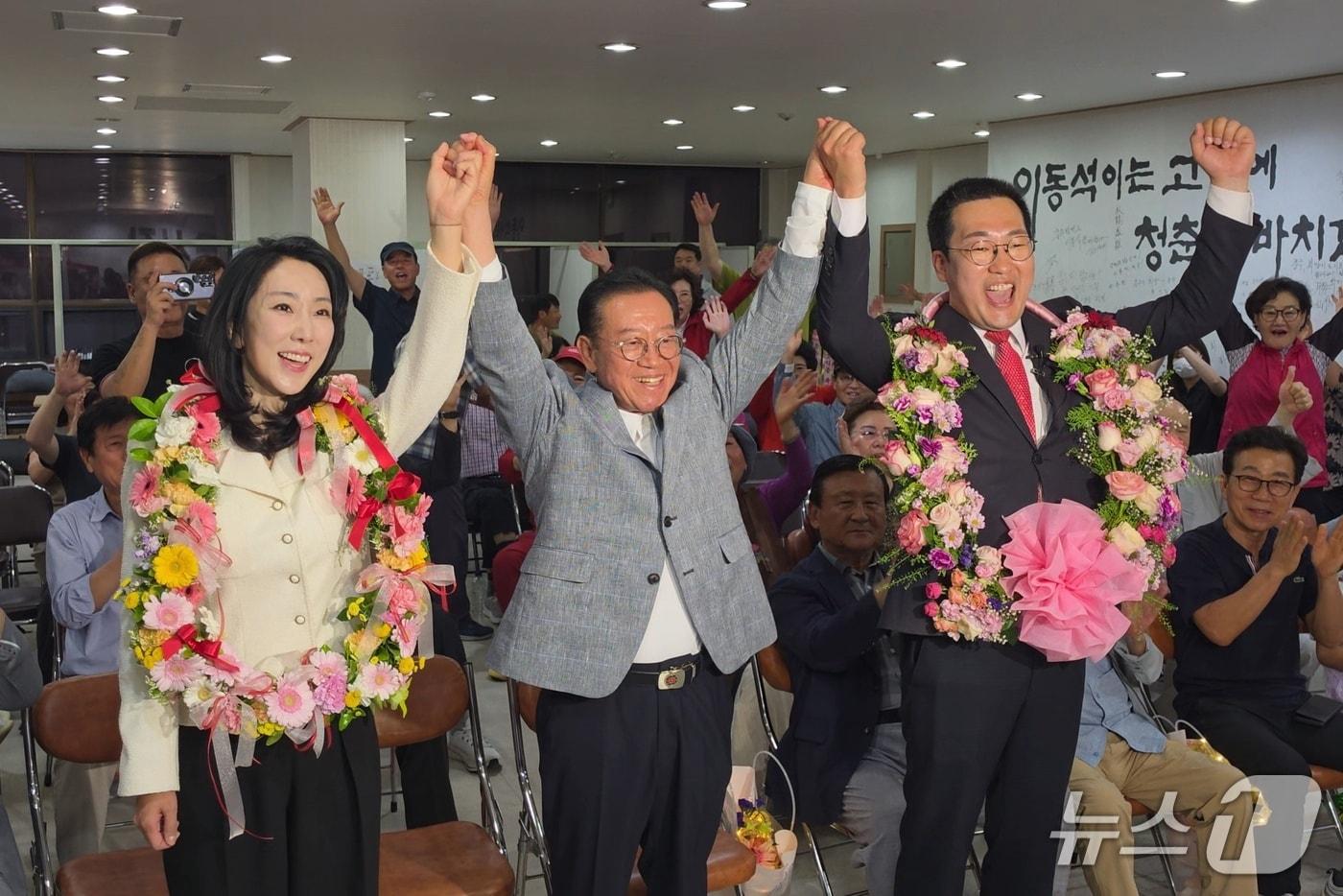 본문 이미지 - 4일 충주시장선거 개표 결과 대역전극에 성공한 이동석 당선인 부부가 이종배 의원과 함께 기쁨을 나누고 있다.(이동석 캠프 제공. 재판매 및 DB금지) 