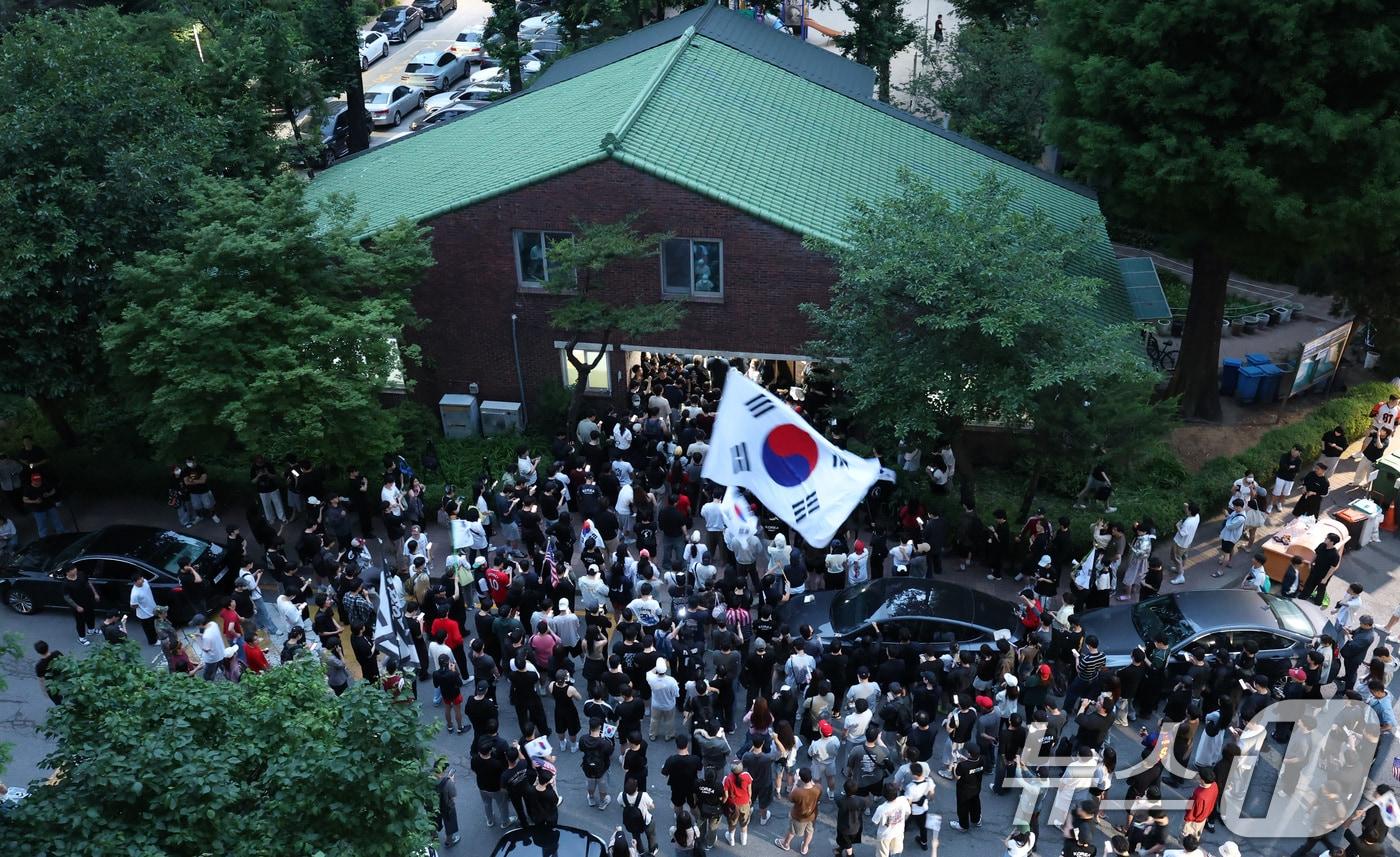 본문 이미지 - 제9회 전국동시지방선거 및 국회의원 재·보궐선거 본투표일에 투표용지 부족으로 투표 시간이 오후 10시까지 연장됐던 서울 송파구 잠실7동 제2투표소 앞에 4일 새벽 투표용지 부족 사태에 항의하는 시민들이 모여 "부정선거＂를 외치고 있다. 2026.6.4 ⓒ 뉴스1 박지혜 기자