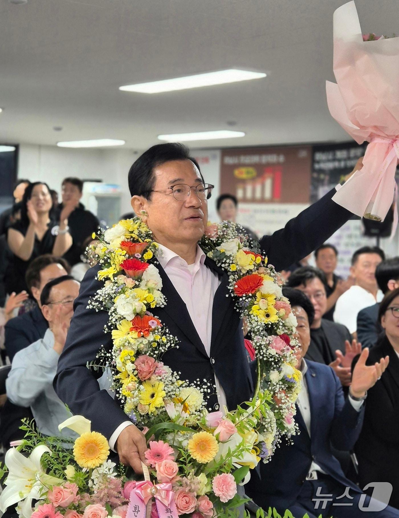 본문 이미지 -  6·3 전국동시지방선거 경기 하남시장 선거에서 승리한 이현재 국민의힘 후보가 4일 하남시 선거사무소에서 지지자들과 기쁨을 나누고 있다.(이현재 캠프 제공. 재판매 및 DB 금지)/뉴스1