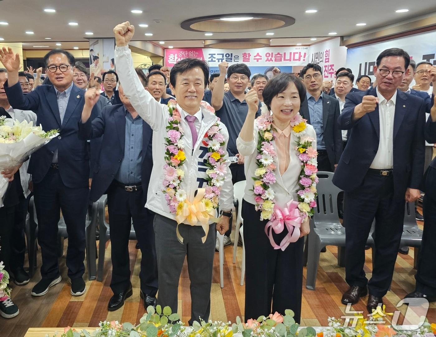 본문 이미지 - 조규일 무소속 진주시장 후보가 4일 캠프 사무실에서 지지자들과 당선을 축하하고 있다. 2026.6.4/뉴스1 한송학기자