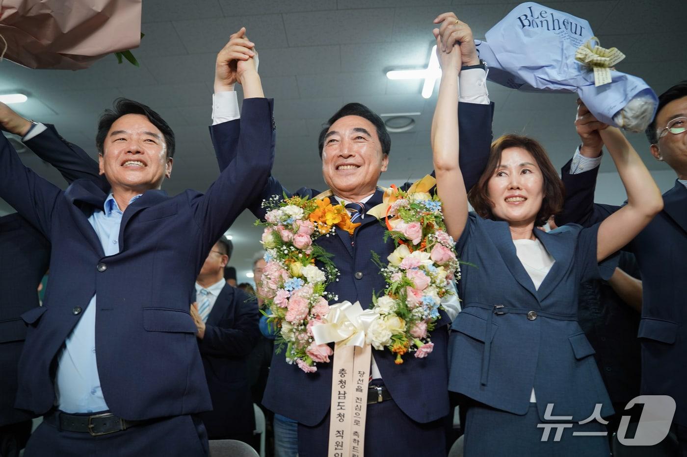 본문 이미지 - 박수현 더불어민주당 충남지사 당선인이 축하를 받고 있다.(캠프 제공. 재판매 및 DB금지)/뉴스1 