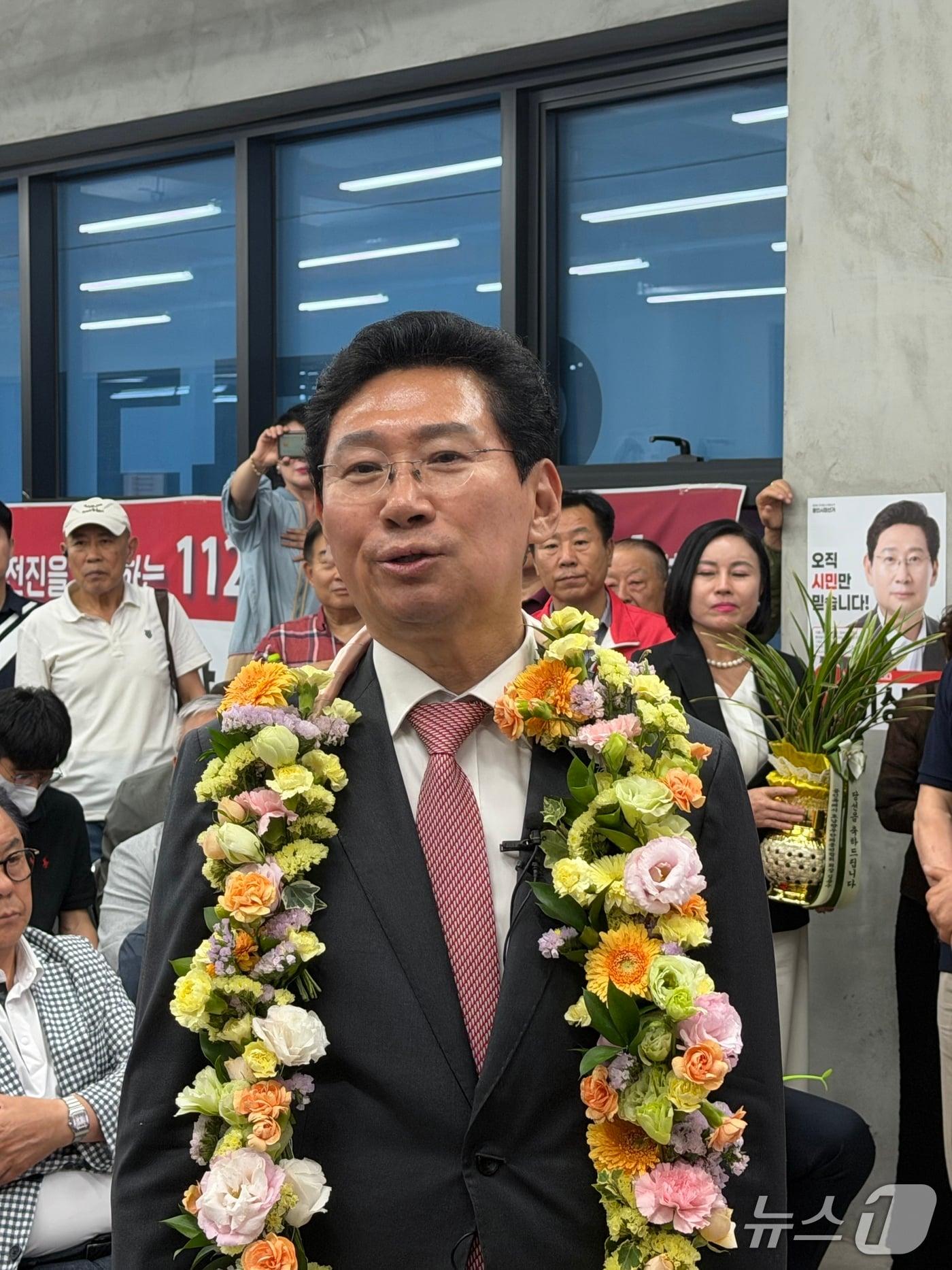본문 이미지 - 이상일 용인시장 당선인이 당선이 확정된 직후 선거사무소에서 당선소감을 밝히고 있다.(당선인 측 제공)