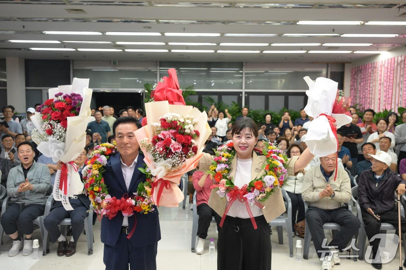 본문 이미지 - 백성현 논산시장 당선인이 축하를 받고 있다.(후보 캠프 제공. 재판매 및 DB금지)
