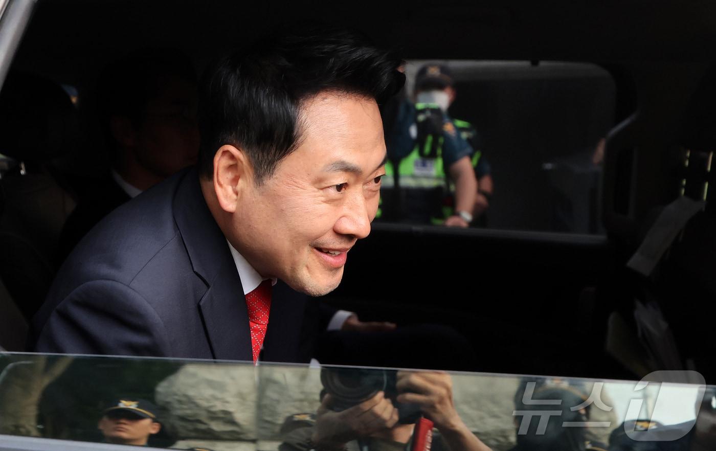본문 이미지 - 장동혁 국민의힘 대표가 4일 오전 경기 과천 중앙선거관리위원회을 나서며 투표용지 부족 사태와 관련 집회 참가자들에게 인사하고 있다. 2026.6.4 ⓒ 뉴스1 김진환 기자
