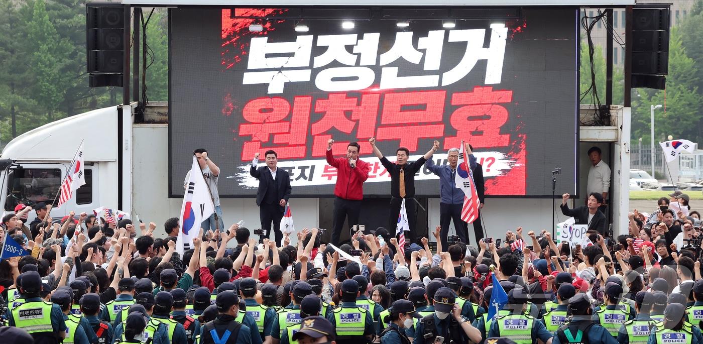 본문 이미지 - 김민수 국민의힘 최고위원이 4일 오전 경기 과천 중앙선거관리위원회 앞에서 열린 투표용지 부족 사태와 관련 집회 무대에 올라 발언하고 있다. 2026.6.4 ⓒ 뉴스1 김진환 기자