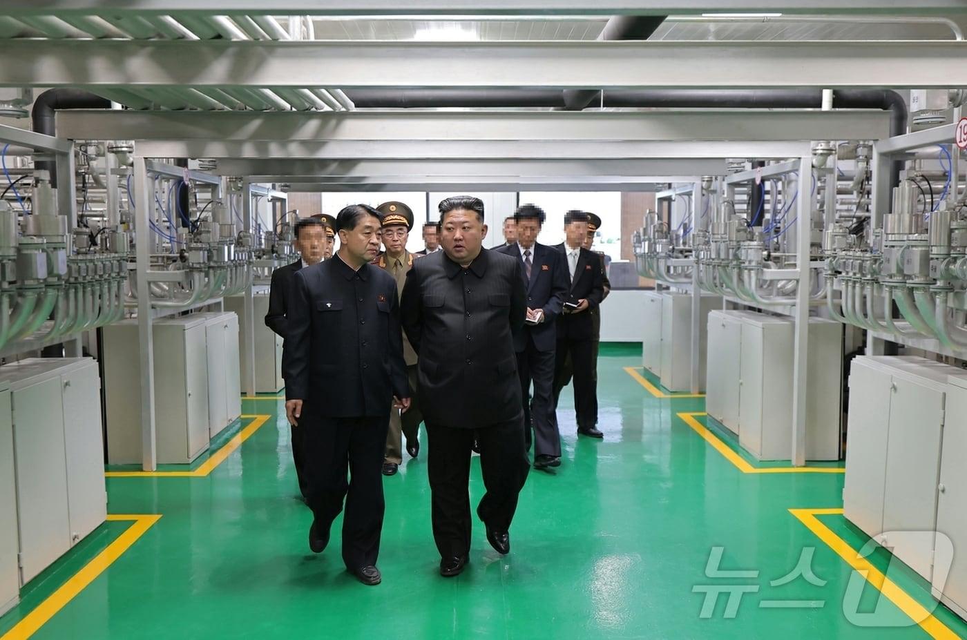 본문 이미지 - (평양 노동신문=뉴스1) = 북한 노동당 기관지 노동신문은 4일 "김정은 동지께서 6월 3일 새로 조업한 핵물질 생산 공장을 현지지도했다"라고 보도했다.  [국내에서만 사용가능. 재배포 금지. DB 금지. For Use Only in the Republic of Korea. Redistribution Prohibited] rodongphoto@news1.kr