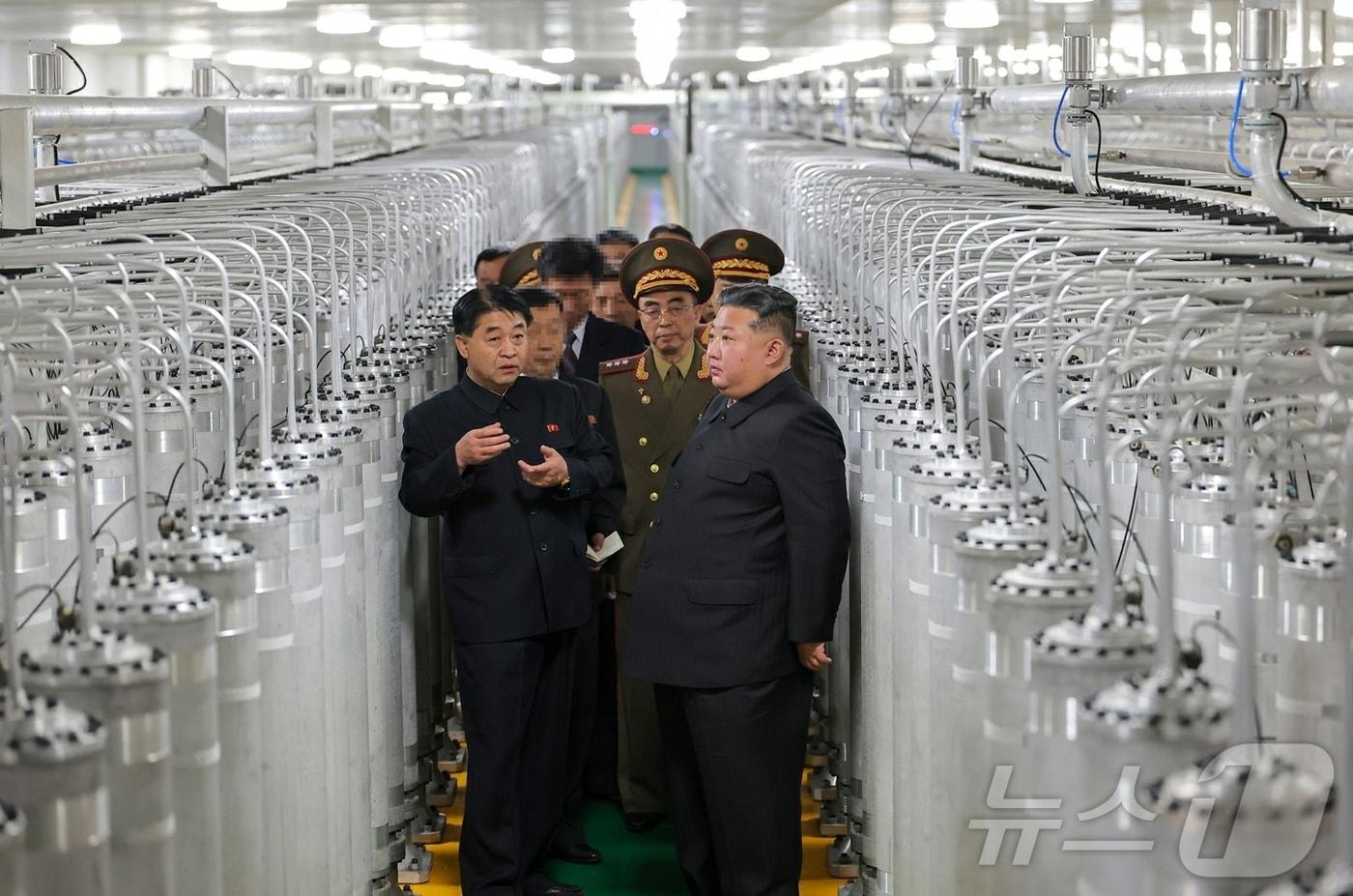 본문 이미지 - (평양 노동신문=뉴스1) = 북한 노동당 기관지 노동신문은 4일 "김정은 동지께서 6월 3일 새로 조업한 핵물질 생산 공장을 현지지도했다"라고 보도했다. 신문은 이날 "핵무력을 기하급수적으로 강화할 앞으로의 방대한 계획 실행의 순차와 그 담보를 확정했다"라고 전했다. [국내에서만 사용가능. 재배포 금지. DB 금지. For Use Only in the Republic of Korea. Redistribution Prohibited] rodongphoto@news1.kr