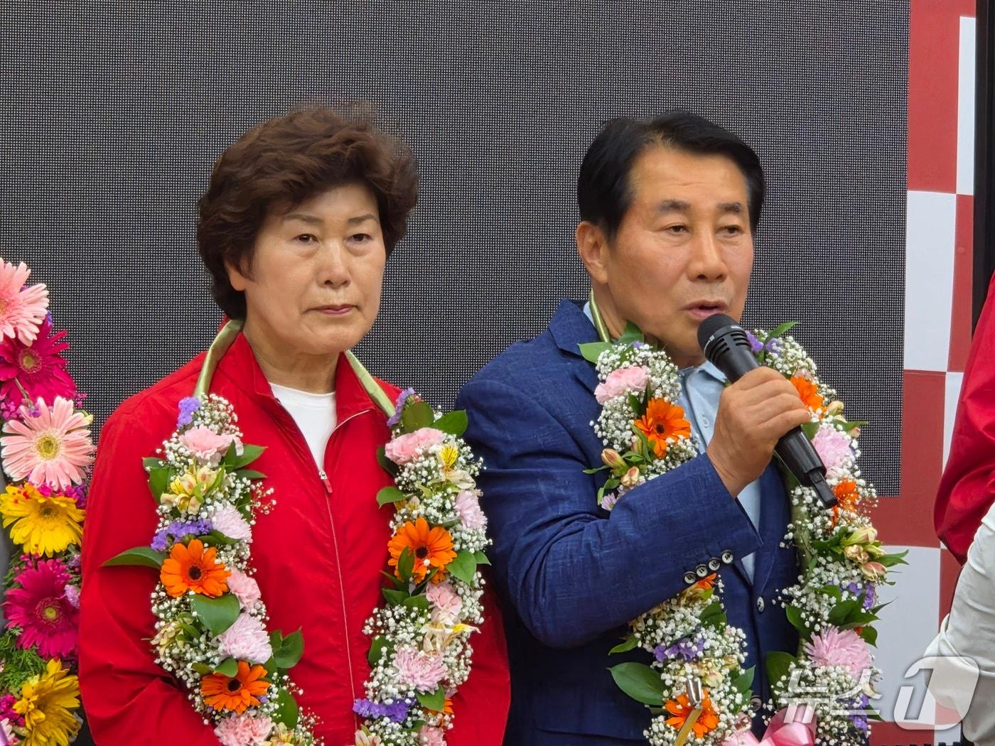 본문 이미지 - 국민의힘 나동연 양산시장 후보가 4일 당선이 확정되자 지지자에게 소감을 전하고 있다. 2026.6.4/뉴스1 ⓒ News1 임순택 기자