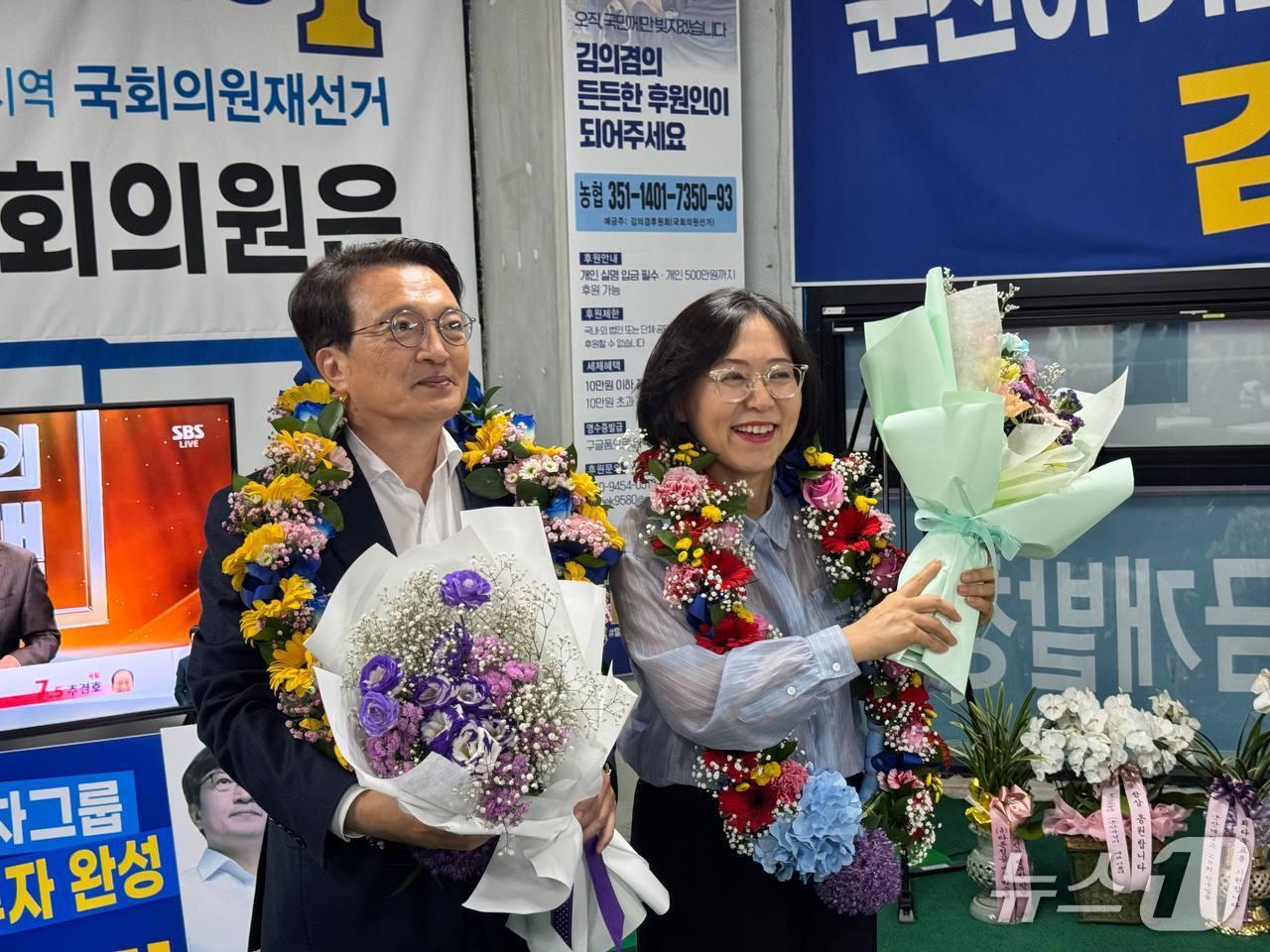 본문 이미지 - 김의겸 군산·김제·부안갑 국회의원 당선인이 4일 선거사무소에서 당선이 확정 되자 부인과 함께 세리머니를 하고 있다.(김의겸 선거사무소 제공. 재판매 및 DB금지)