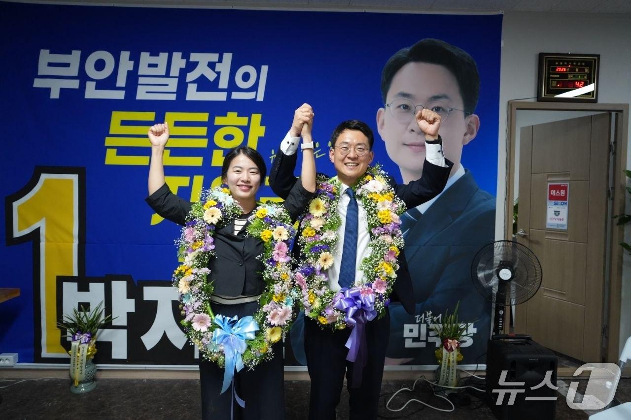 본문 이미지 - 김의겸 군산·김제·부안 국회의원 당선인이 4일 선거사무소에서 당선이 확정 되자 부인과 함께 세리머니를 하고 있다.(박지원 선거사무소 제공. 재판매 및 DB금지)