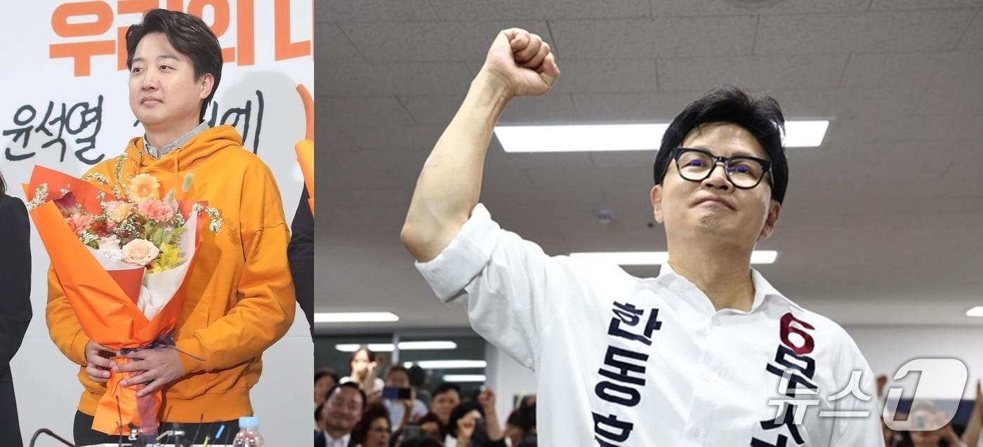 본문 이미지 -  이준석 개혁신당 대표가 2024년 4월 11일 22대 총선 당선 축하 꽃다발을 안고 있는 모습과 4일 새벽 당선이 확실시 되자 주먹을 불끈쥐면서 기쁨을 감추지 못하고 있는 무소속 한동훈 부산북구갑 보궐선거 후보. ⓒ 뉴스1 DB 