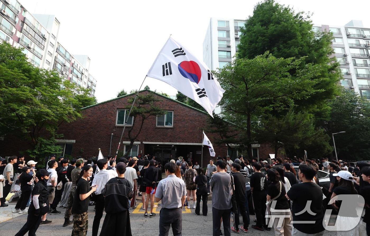 본문 이미지 - 제9회 전국동시지방선거 및 국회의원 재·보궐선거 본투표일에 투표용지 부족으로 투표 시간이 오후 10시까지 연장됐던 서울 송파구 잠실7동 제2투표소 앞에 4일 오전 투표용지 부족 사태에 항의하는 시민들이 모여 "부정선거＂를 외치고 있다. 2026.6.4 ⓒ 뉴스1 박지혜 기자