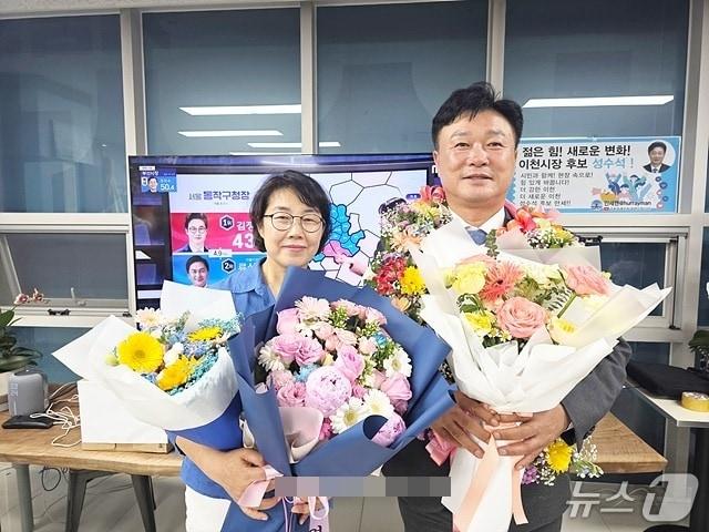 본문 이미지 - 성수석 당선인이 당선이 확정된 직후 부인과 함께 승리를 자축하고 있다.(당선인 측 제공)