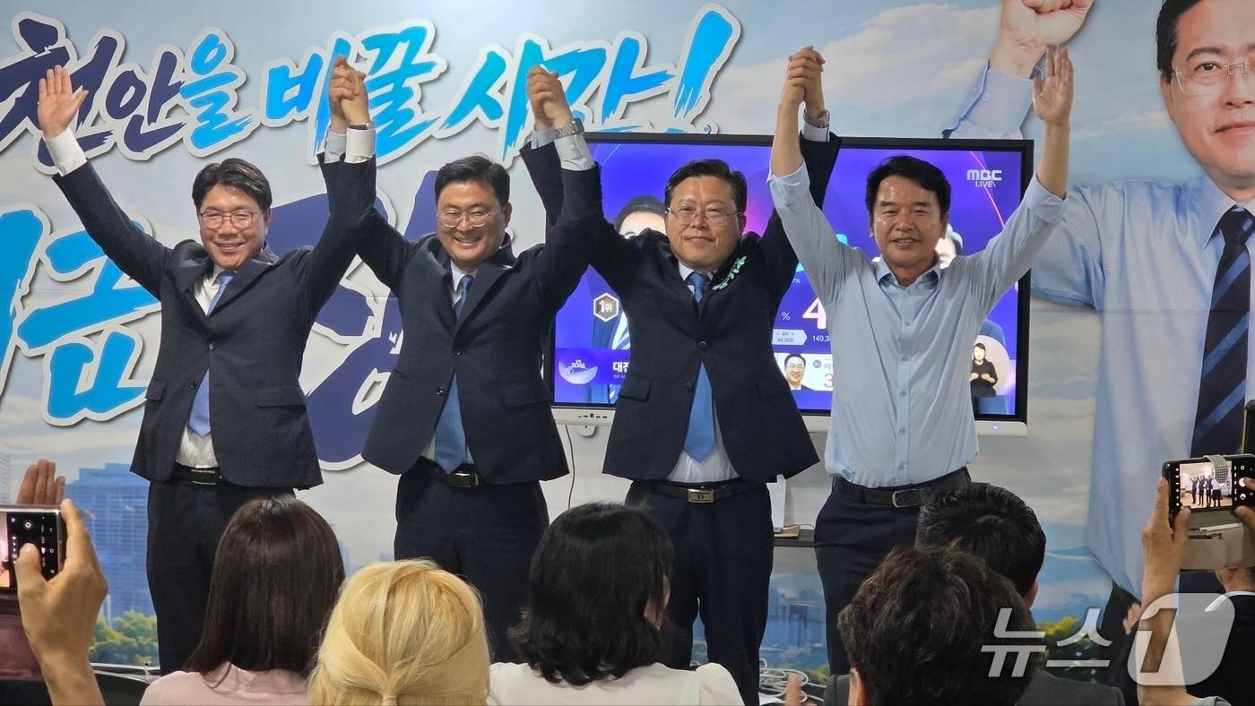 본문 이미지 - 장기수 천안시장 당선인.(사진 왼쪽에서 3번째.)