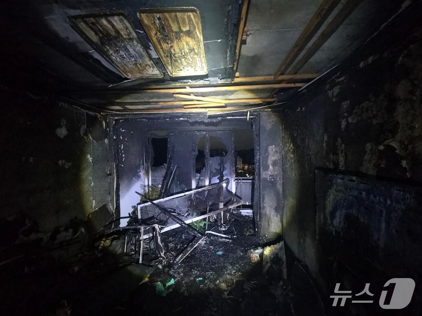 본문 이미지 - 지난 3일 부산 사하구 당리동에 있는 한 공동주택에 불이 난 모습 (소방 제공. 재판매 및 DB금지)