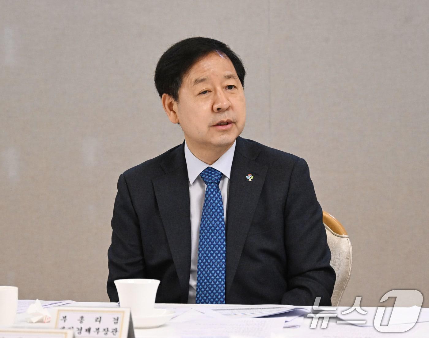 본문 이미지 - 구윤철 부총리 겸 재정경제부 장관이 4일 서울 종로구 정부서울청사에서 시장상황점검회의를 주재하고 있다. (재정경제부 제공. 재판매 및 DB금지) 2026.6.4 ⓒ 뉴스1