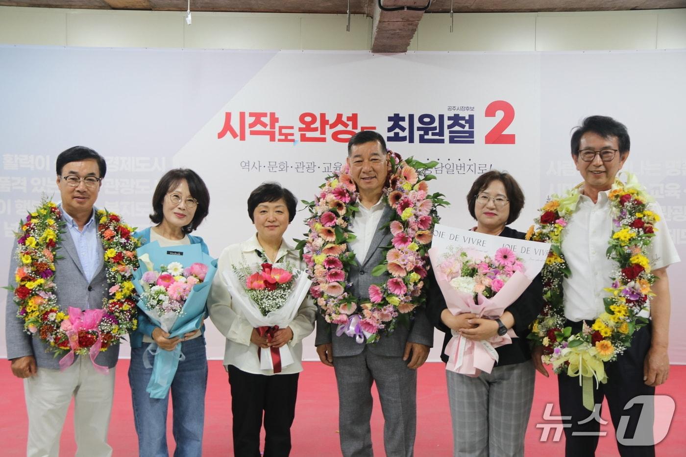 본문 이미지 - 제9회 전국동시지방선거 충남 공주시장 선거에서 최원철 당선인이 승리를 확정 지은 뒤 세레머니를 하고 있다. (최원철 선거 캠프 제공, 재판매 및 DB금지) / 뉴스1  