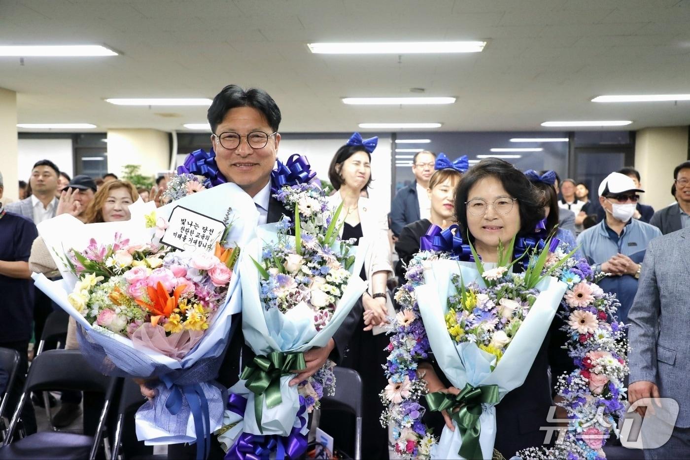 본문 이미지 - 도성훈 인천시교육감 당선자가 당선 후 기념사진을 찍고 있다.2026.6.4/뉴스1