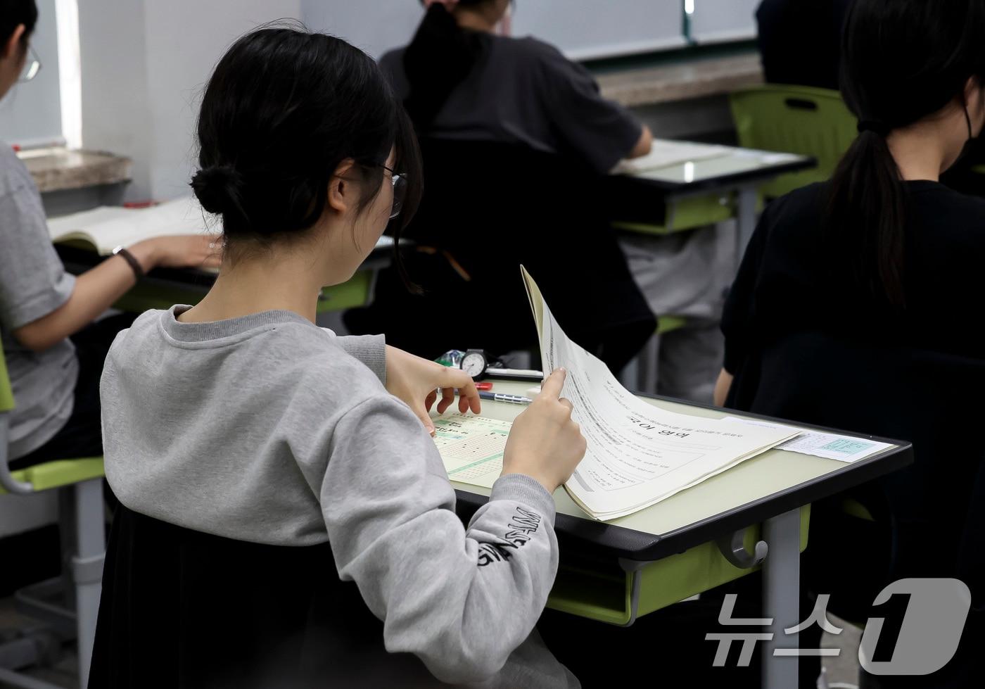 본문 이미지 - 2027학년도 대학수학능력시험 6월 모의평가가 열린 4일 오전 서울 광진구 광남고등학교에서 3학년 학생들이 시험 준비를 하고 있다. 2026.6.4 ⓒ 뉴스1 사진공동취재단