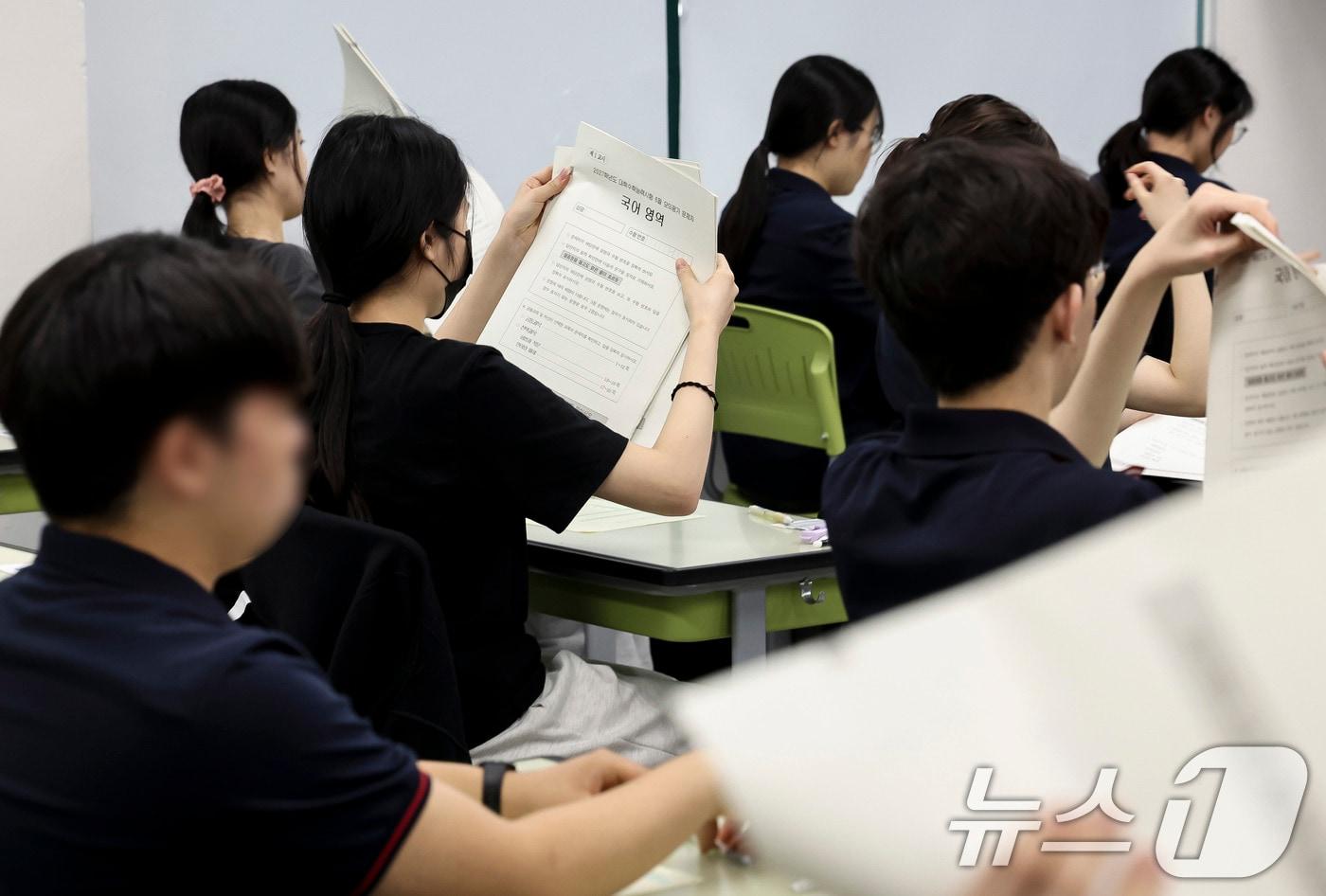 본문 이미지 - 2027학년도 대학수학능력시험 6월 모의평가가 열린 4일 오전 서울 광진구 광남고등학교에서 3학년 학생들이 시험 준비를 하고 있다. 2026.6.4 ⓒ 뉴스1 사진공동취재단