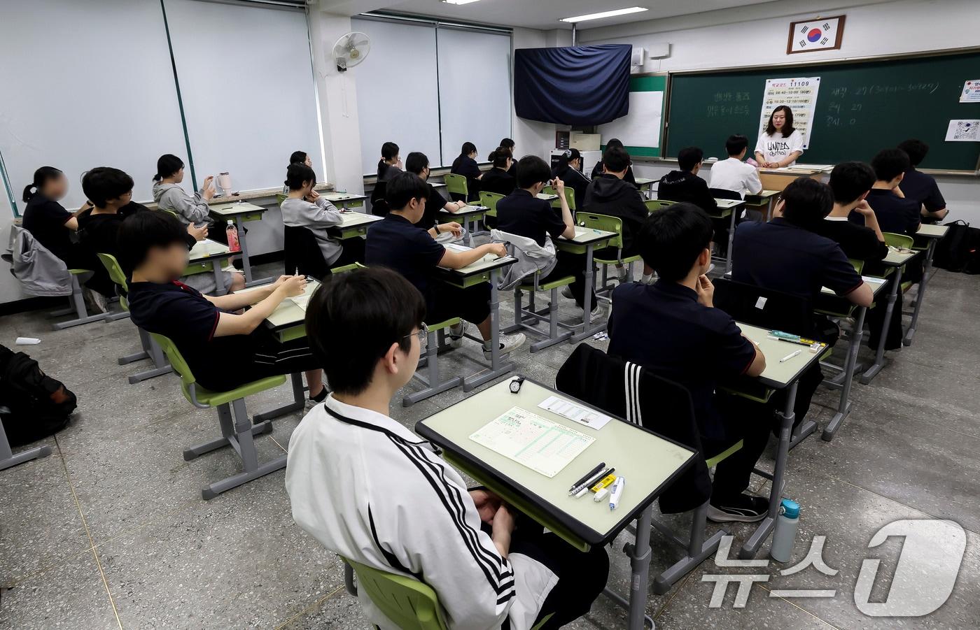 본문 이미지 - 2027학년도 대학수학능력시험 6월 모의평가가 열린 4일 오전 서울 광진구 광남고등학교에서 3학년 학생들이 시험 준비를 하고 있다. 2026.6.4 ⓒ 뉴스1 사진공동취재단