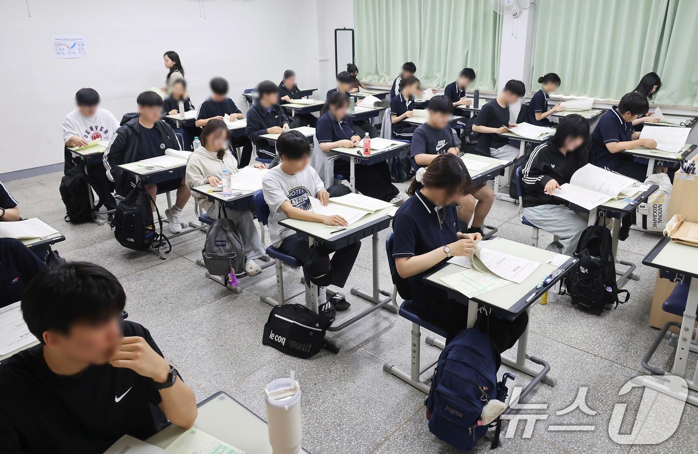 본문 이미지 - 2027학년도 대학수학능력시험 6월 모의평가 시행일인 4일 오전 송파구 잠신고등학교에서 학생들이 시험 준비를 하고 있다. 2026.6.4 ⓒ 뉴스1 사진공동취재단