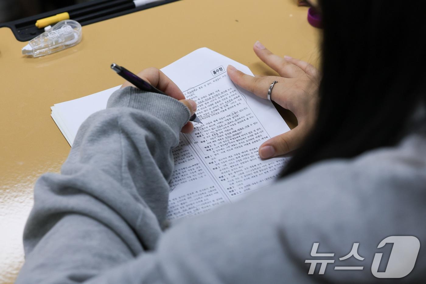 본문 이미지 - 2027학년도 대학수학능력 6월 모의평가일인 4일 오전 서울 마포구 서울여고에서 수험생들이 시험 준비를 하고 있다. 2026.6.4 ⓒ 뉴스1 사진공동취재단