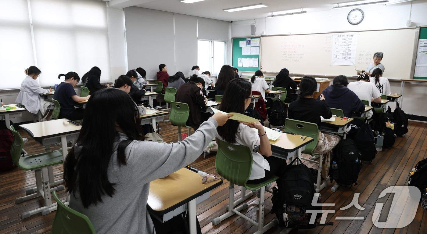 본문 이미지 - 2027학년도 대학수학능력 6월 모의평가일인 4일 오전 서울 마포구 서울여고에서 수험생들이 1교시 국어 영역 시험을 앞두고 OMR 카드를 받고 있다. 2026.6.4 ⓒ 뉴스1 사진공동취재단