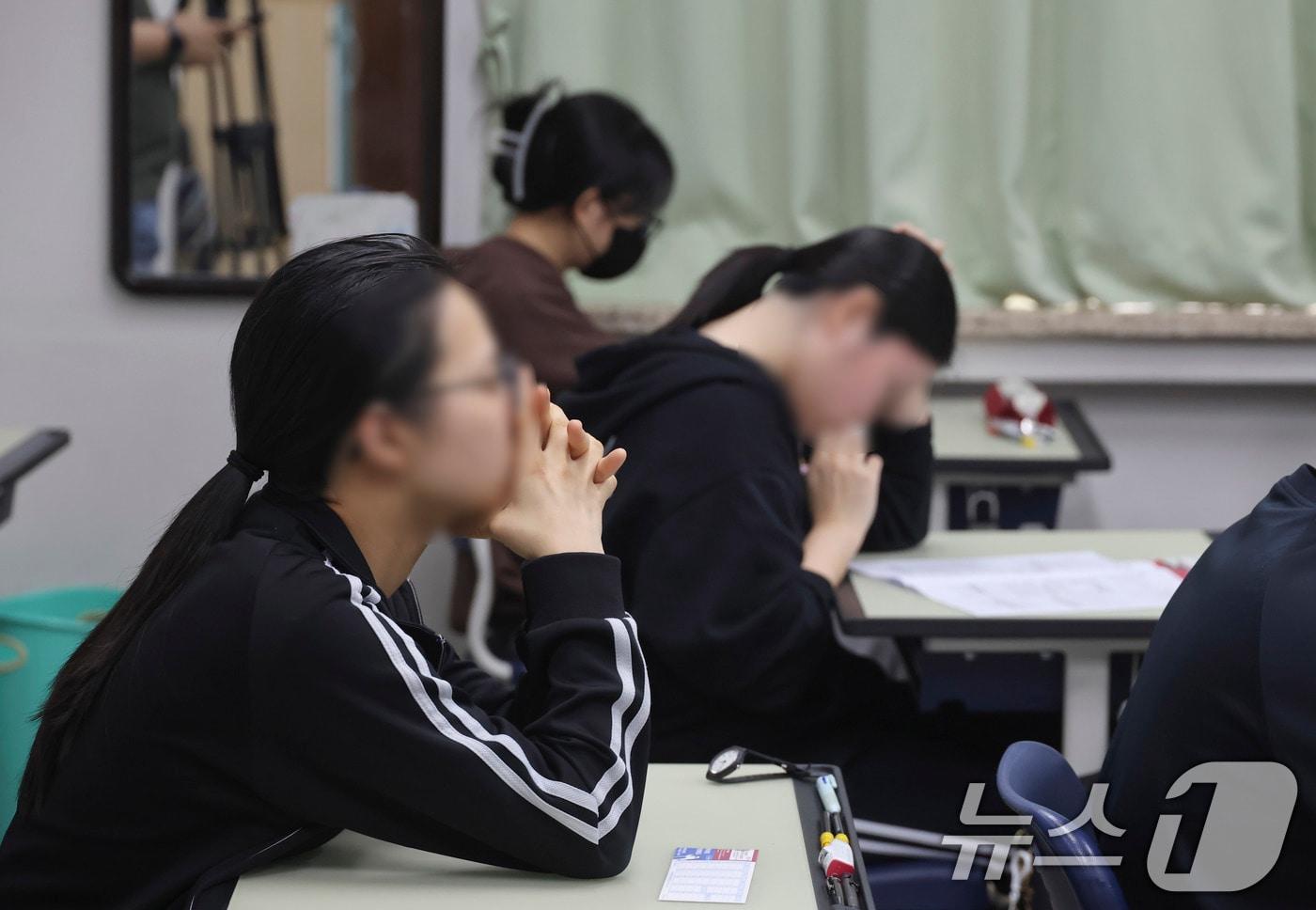 본문 이미지 - 2027학년도 대학수학능력시험 6월 모의평가 시행일인 4일 오전 송파구 잠신고등학교에서 학생들이 시험 준비를 하고 있다. 2026.6.4 ⓒ 뉴스1 사진공동취재단