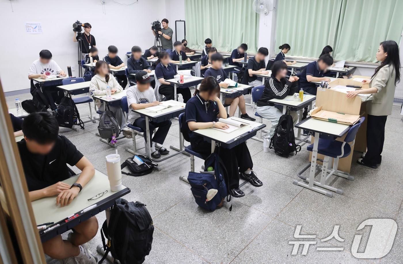 본문 이미지 - 2027학년도 대학수학능력시험 6월 모의평가 시행일인 4일 오전 송파구 잠신고등학교에서 학생들이 시험 준비를 하고 있다. 2026.6.4 ⓒ 뉴스1 사진공동취재단