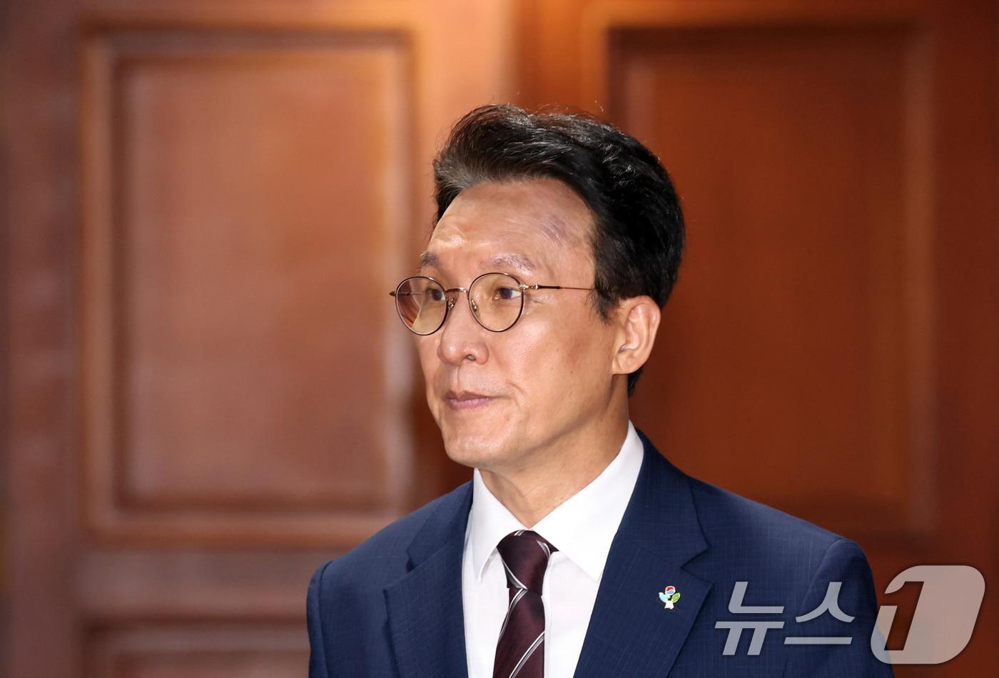 본문 이미지 - 김민석 국무총리가 4일 오전 서울 종로구 세종대로 정부서울청사에서 열린 비상경제본부회의에 참석하고 있다. 2026.6.4 ⓒ 뉴스1 김명섭 기자