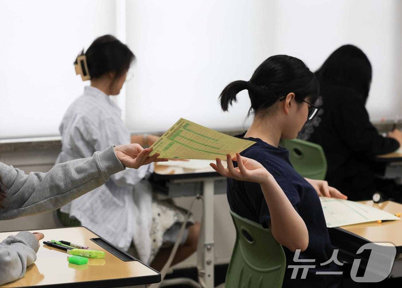 본문 이미지 - 2027학년도 대학수학능력 6월 모의평가일인 4일 오전 서울 마포구 서울여고에서 수험생들이 1교시 국어 영역 시험을 앞두고 OMR 카드를 받고 있다. 2026.6.4 ⓒ 뉴스1 사진공동취재단