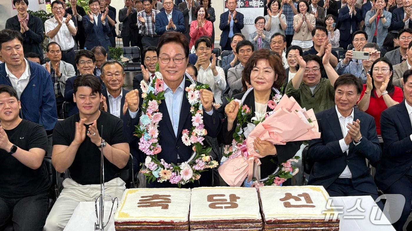 본문 이미지 - 박완수 국민의힘 경남지사 후보가 3일 경남 창원시 성산구 자신의 선거사무소에서 제9회 전국동시지방선거 당선이 확실시 되자 배우자와 환호하고 있다.2026.6.4/뉴스1 강정태 기자