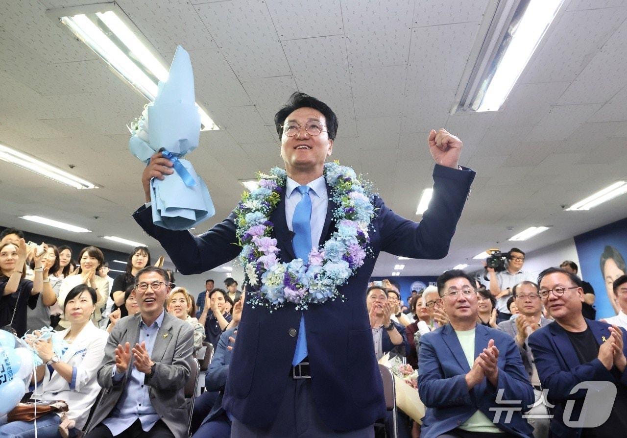 본문 이미지 -  안민석 경기교육감 후보가 3일 경기 수원시 선거사무실에서 당선이 확실시 된 후 환호하고 있다. (안민석 캠프 제공. 재판매 및 DB금지) 2026.6.4/뉴스1