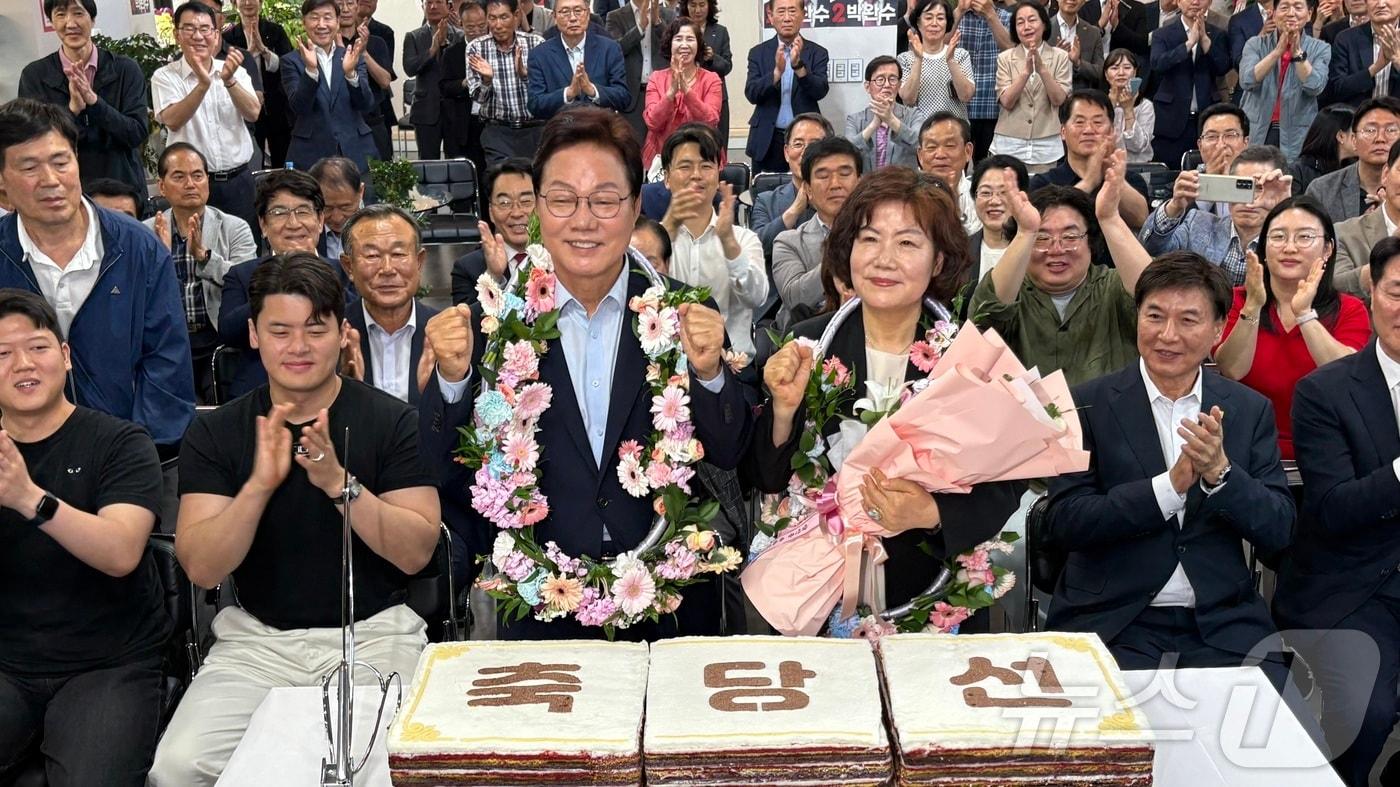 본문 이미지 - 박완수 국민의힘 경남지사 후보가 4일 경남 창원시 성산구 자신의 선거사무소에서 제9회 전국동시지방선거 당선이 확실시 되자 배우자와 환호하고 있다. 2026.6.4 ⓒ 뉴스1 강정태 기자