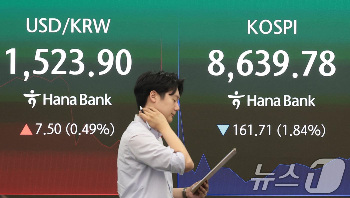 본문 이미지 - 4일 오전 서울 중구 하나은행 본점 딜링룸 전광판에 코스피와 원·달러 환욜이 표시되고 있다. 2026.6.4 ⓒ 뉴스1 권현진 기자