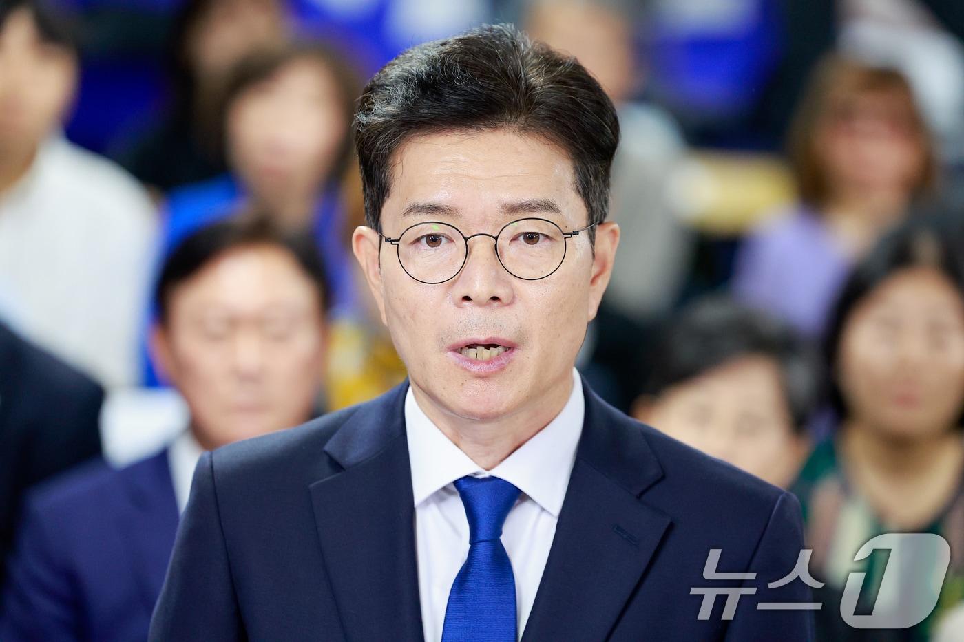 본문 이미지 - 정원오 더불어민주당 서울시장 후보가 4일 오전 서울 중구 세종대로 캠프에서 제9회 전국동시지방선거 개표 상황과 관련 승복 입장을 밝히고 있다. 2026.6.4 ⓒ 뉴스1 안은나 기자