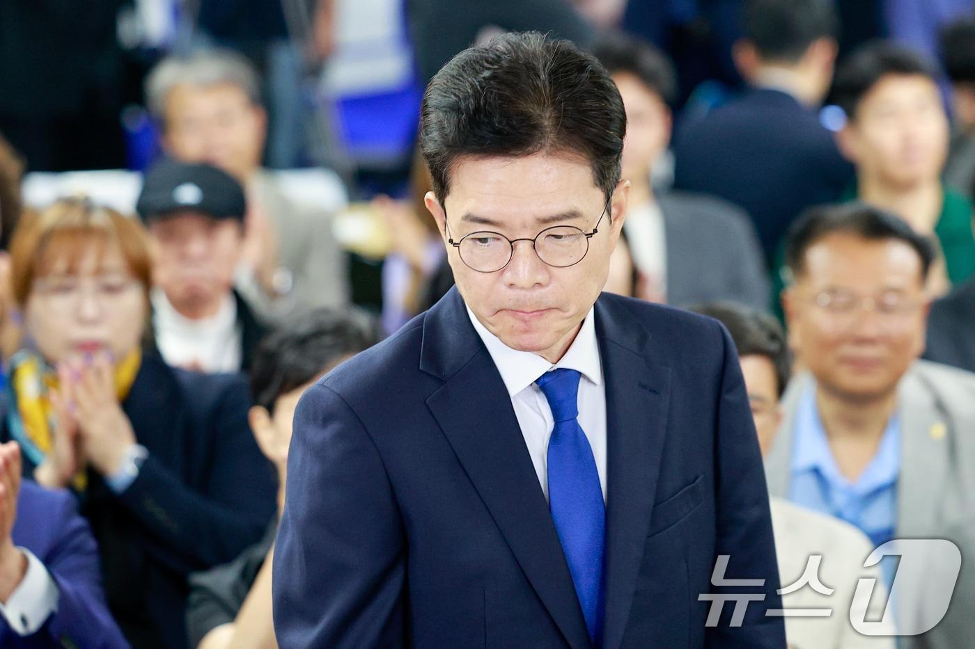 본문 이미지 - 정원오 더불어민주당 서울시장 후보가 4일 오전 서울 중구 세종대로 캠프에서 제9회 전국동시지방선거 개표 상황과 관련 승복 입장을 밝힌 뒤 사무실을 나서고 있다. 2026.6.4 ⓒ 뉴스1 안은나 기자