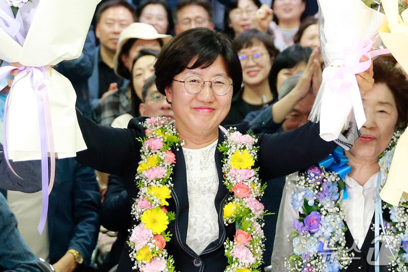 본문 이미지 - 제9회 전국동시지방선거 제주도교육감 선거에 출마한 고의숙 후보(56)가 3일 밤 제주시 삼도1동에 있는 선거사무소에서 당선 확실시 소식이 전해지자 환호하고 있다. 2026.6.4 ⓒ 뉴스1 오미란 기자
