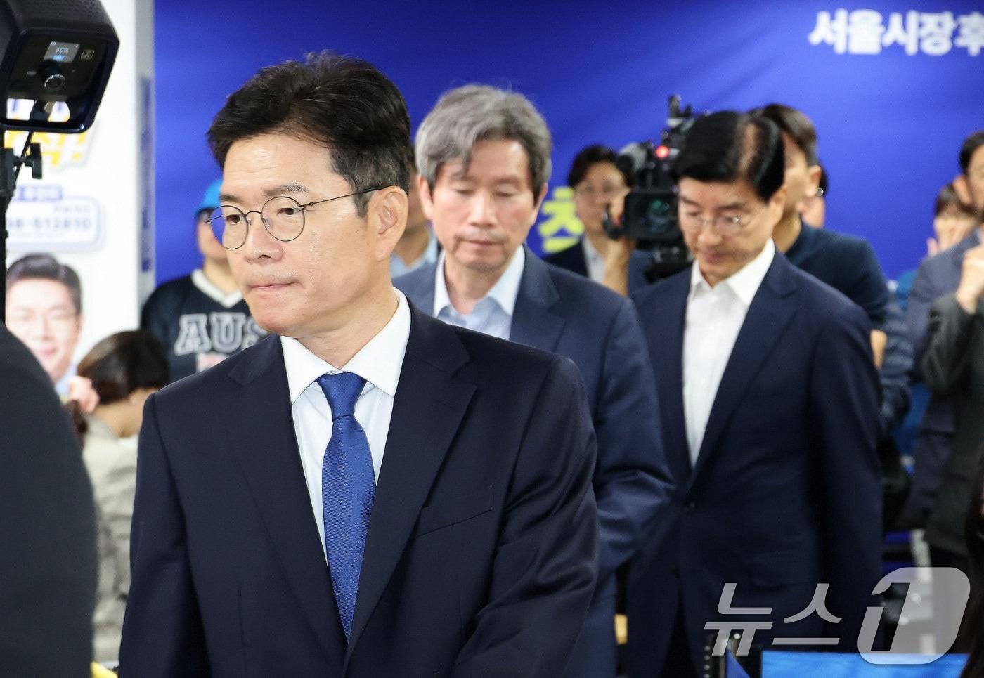 본문 이미지 - 정원오 더불어민주당 서울시장 후보가 4일 오전 서울 중구 세종대로 캠프에서 제9회 전국동시지방선거 관련 입장을 밝히기 위해 입장하고 있다. (공동취재) 2026.6.4 ⓒ 뉴스1 안은나 기자