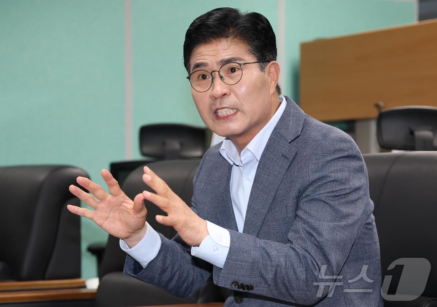 본문 이미지 - 이원택 더불어민주당 전북도지사 당선인이 4일 전북 전주시 전북특별자치도의회 기자실을 방문해 간담회를 열고 질의에 답변을 하고 있다. 2026.6.4 ⓒ 뉴스1 유경석 기자