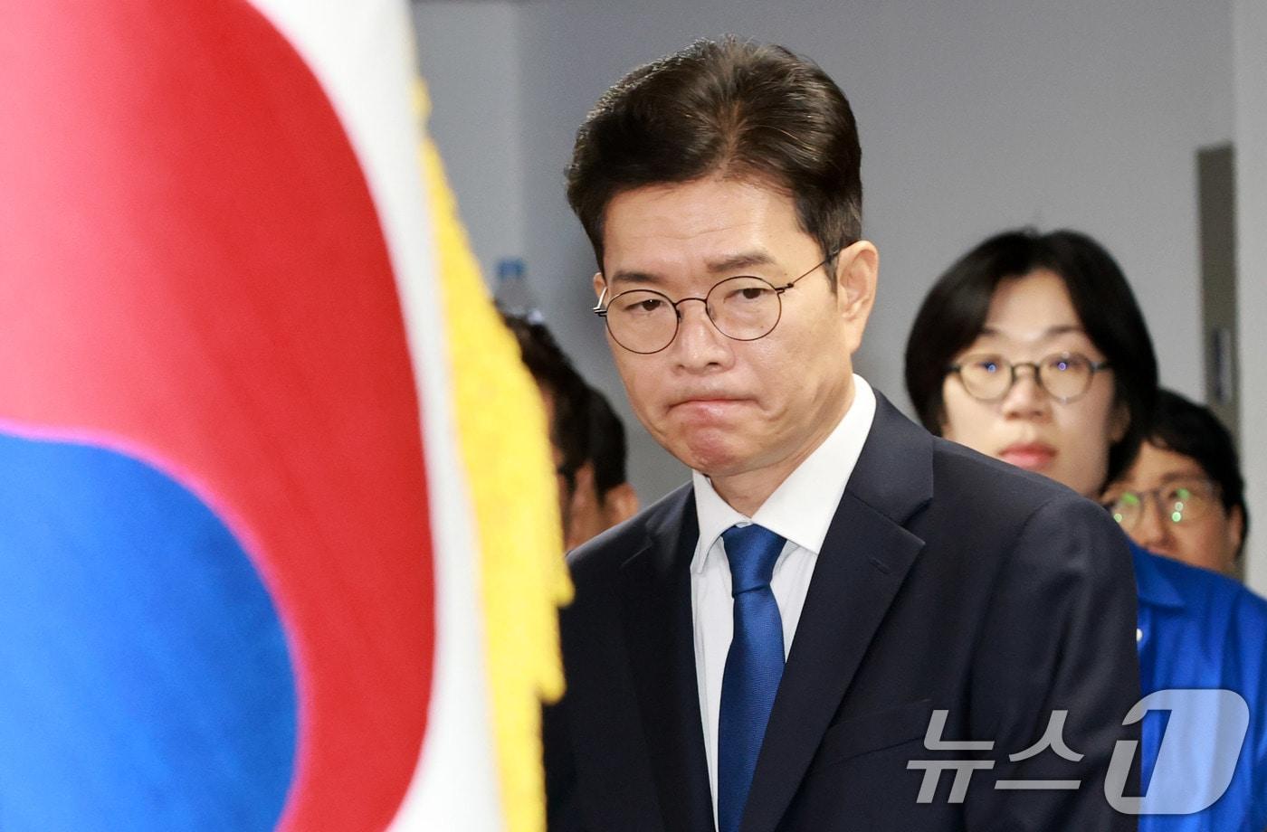본문 이미지 - 정원오 더불어민주당 서울시장 후보가 4일 오전 서울 중구 세종대로 캠프에서 제9회 전국동시지방선거 관련 입장을 밝히기 위해 이동하고 있다. (공동취재) 2026.6.4 ⓒ 뉴스1 안은나 기자