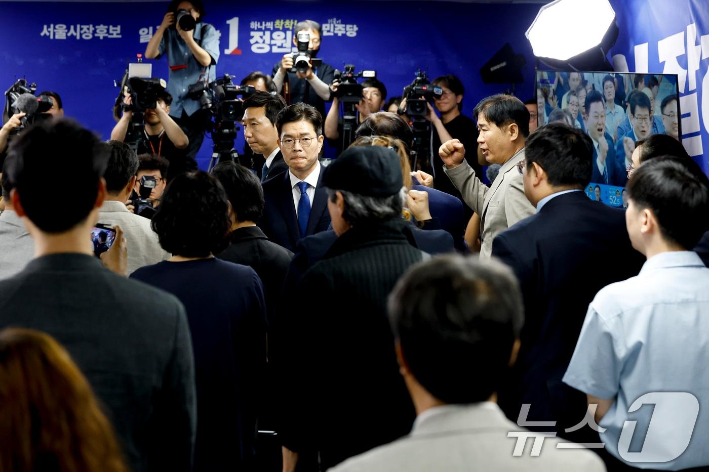 본문 이미지 - 정원오 더불어민주당 서울시장 후보가 4일 서울 중구 선거캠프 상황실에서 제9회 전국동시지방선거 낙선 인사를 하고 있다. (공동취재) 2026.6.4 ⓒ 뉴스1 안은나 기자