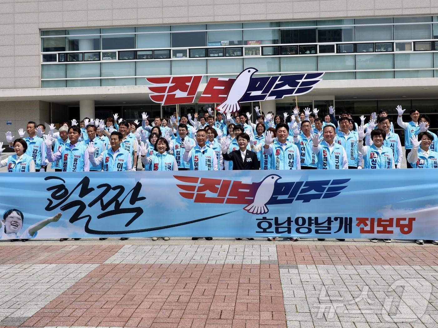 본문 이미지 - 진보당 6·3지방선거 전남광주 출마자들이 광주시의회 앞에서 현수막을 들고 지지를 호소하고 있다.(진보당 제공. 재배포 및 DB 금지)