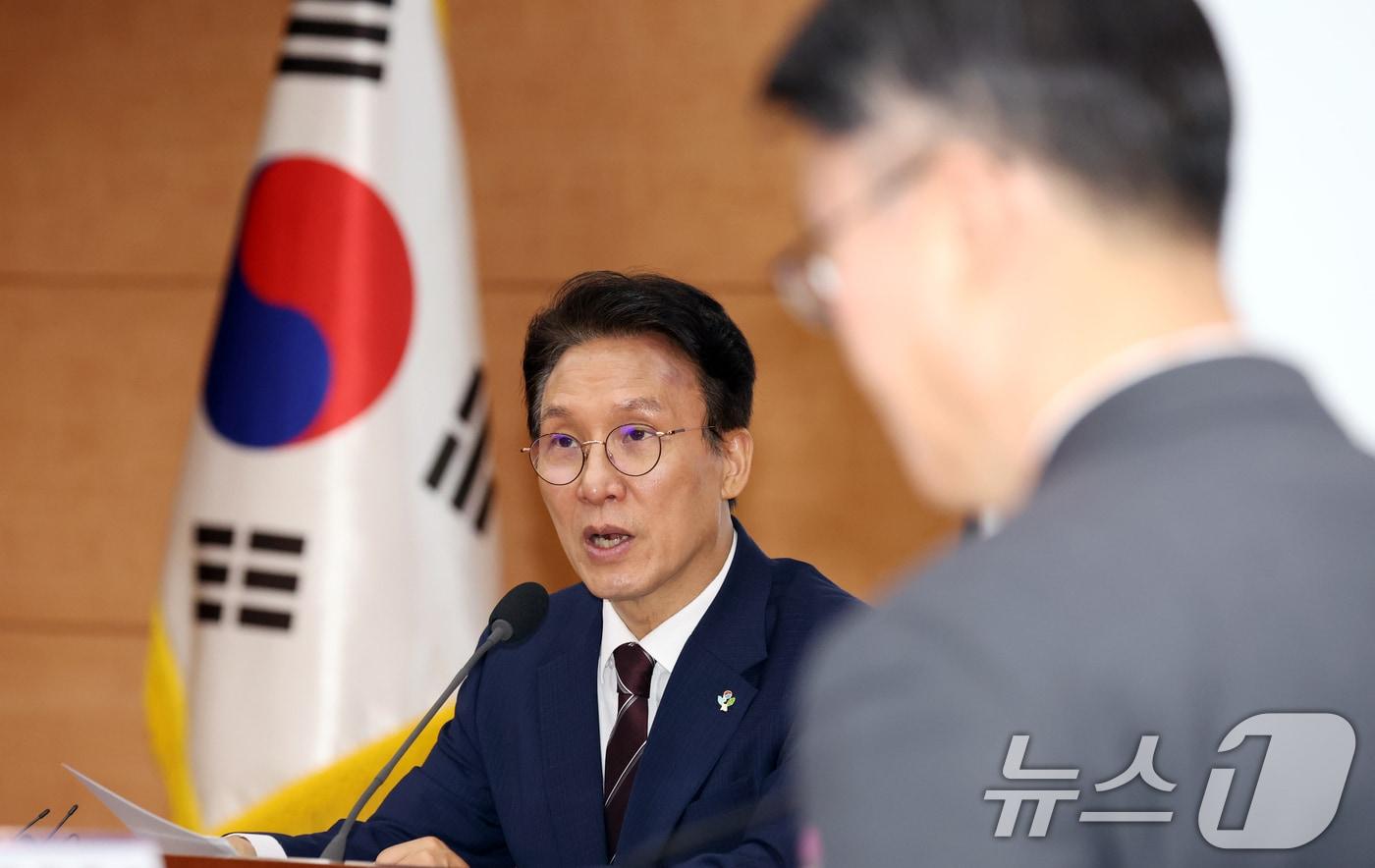 본문 이미지 - 김민석 국무총리가 4일 오전 서울 종로구 정부서울청사 별관에서 열린 드론·대드론 통합 TF 최종보고회의에서 모두 발언을 하고 있다. 2026.6.4 ⓒ 뉴스1 김명섭 기자