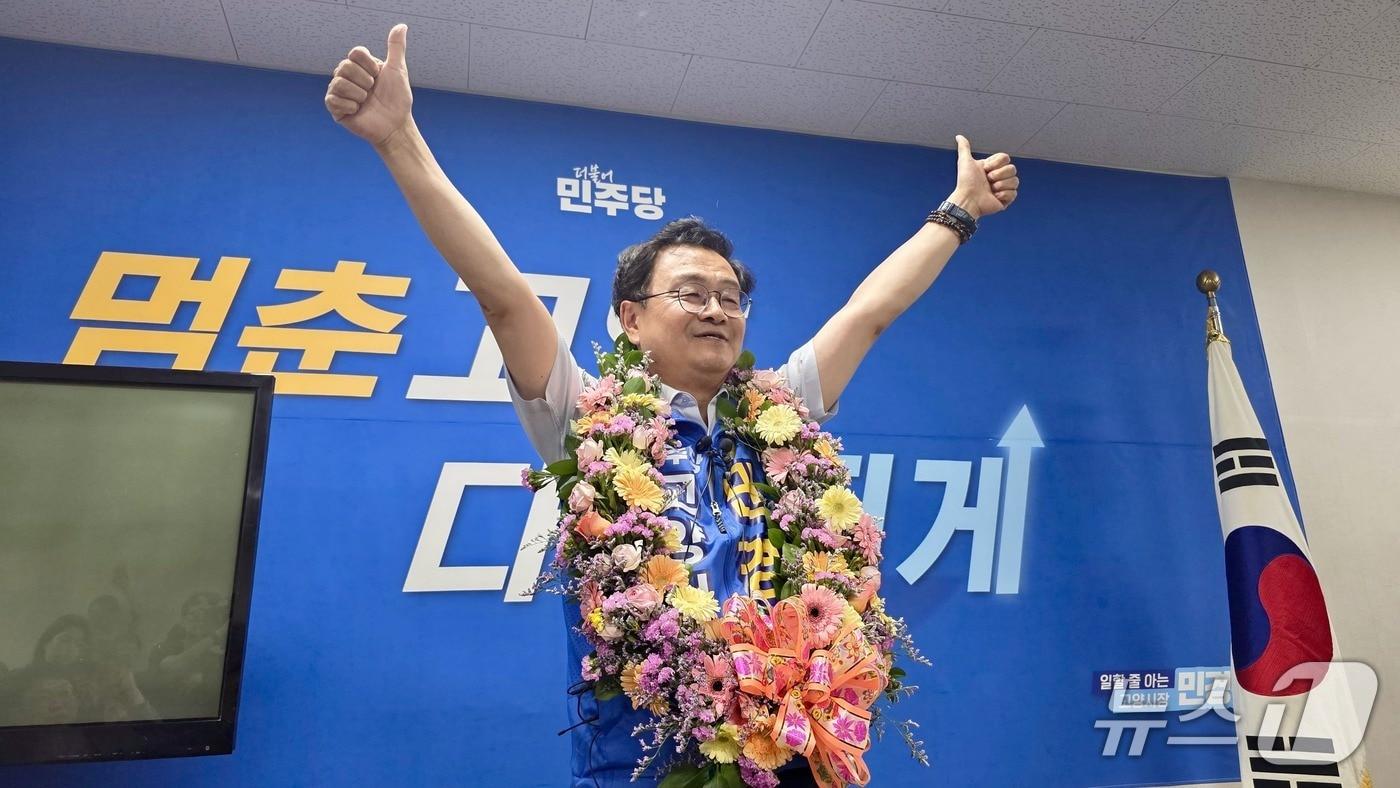 본문 이미지 - 4일 오전 민경선 더불어민주당 고양시장 당선인이 선거사무소에서 당선을 축하하는 지지자들에게 인사하고 있다. (민경선 당선인 선거사무소 제공, 재판매 및 DB금지)