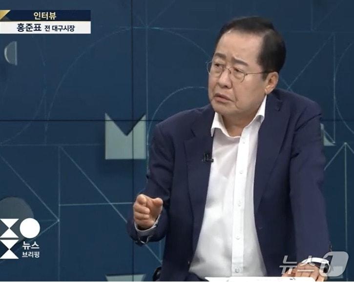 본문 이미지 - 홍준표 전 대구시장이 3일 밤 SBS 선거방송에서 63지방선거와 관련해 자신의 생각을 밝히고 있는 모습. (유튜브 갈무리) ⓒ 뉴스1  